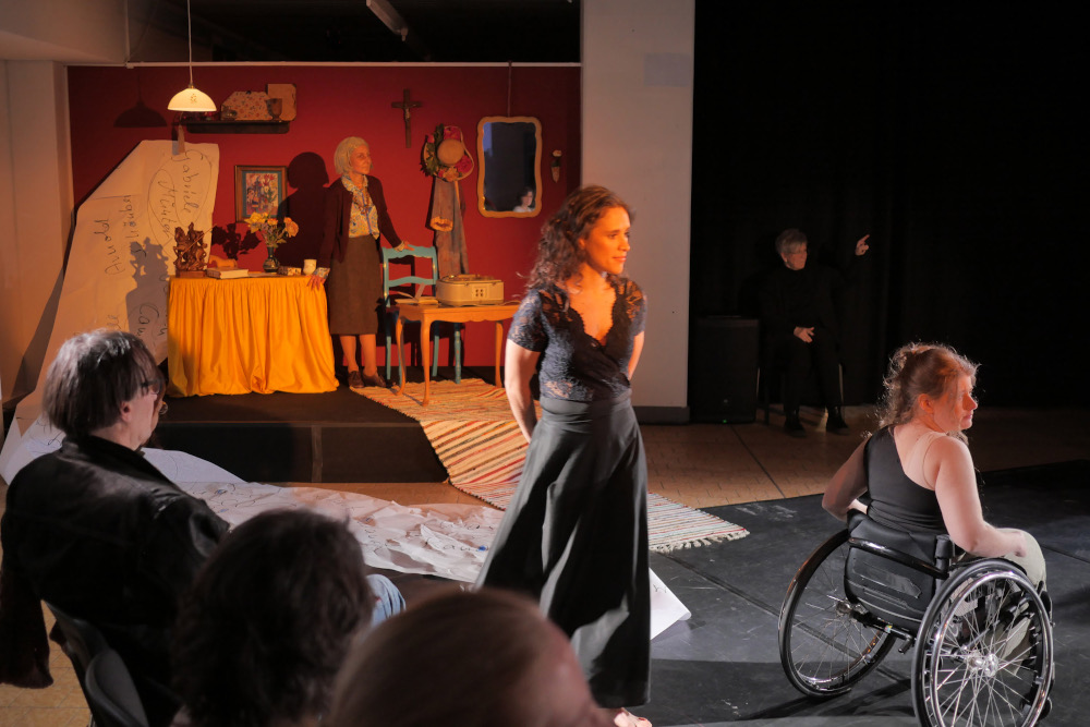 hinten: Schauspielerin Diana Margolina als Gabriele Münter; vorne: Mitglieder der Tanzkompanie Szene 2wei